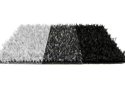 Drei Musterstücke Kunstrasen nebeneinander in Weiß, Schwarz und Grau
