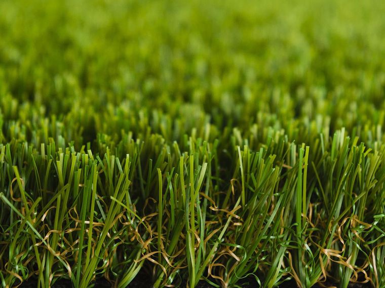 Nahaufnahme des Kunstrasens „der Naturel 2.0“ mit zweifarbigen Halmen