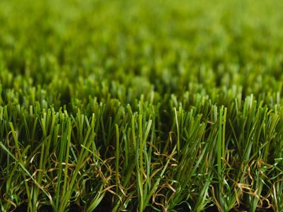 Nahaufnahme des Kunstrasens „der Naturel 2.0“ mit zweifarbigen Halmen