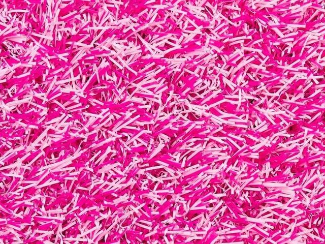 Nahaufnahme des pinkfarbenen Kunstrasens