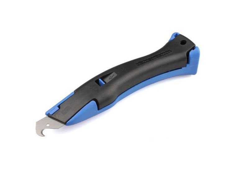 Hakenmesser mit blau-schwarzem Griff zum Zuschneiden von Kunstrasen